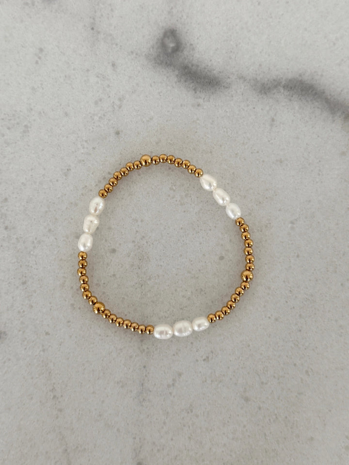 Beaded pearl bracelet with stretchy fit